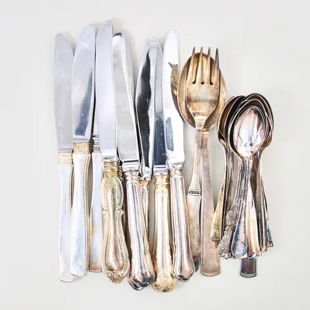 Bestick, diverse olika, knivar med stålblad, bruksslitage, silver 830/1000 Vikt: 990,8 g