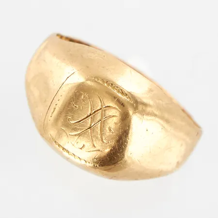 Ring med monogram, stl 14¾, gravyr, skev, 18K Vikt: 2,8 g