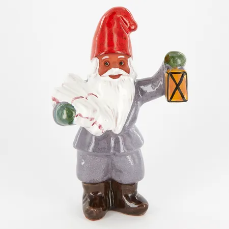 Figurin, Tomte med lykta och paket, design Rolf Berg, Torshälla Sweden, höjd ca 19,5cm, etikettmärkt Skickas med paket.