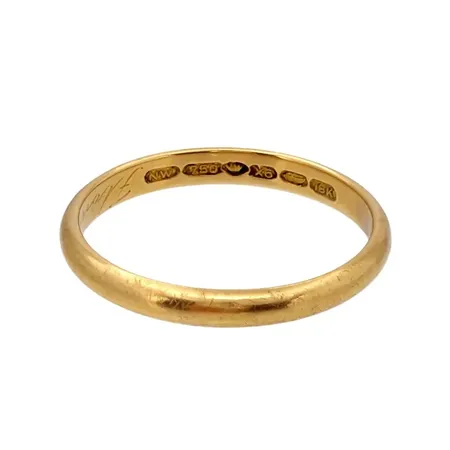 Ring, 18K guld, slät modell, Ø20½ mm, bredd 3 mm, gravyr Vikt: 3,6 g