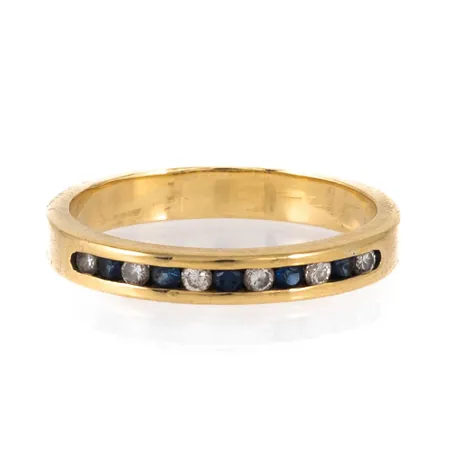 Ring i 18K guld med sex diamanter á c:a 0,02ct & fem safirer. Den är 3,1 mm bred, är i storlek 17 och väger 3,4g.