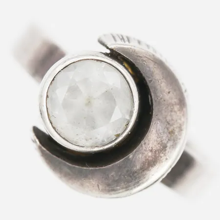 Ring med bergkristall, Karl Laine, "Finnfeelings", Finland, år 1979, justerbar skena, bredd: 2 - 12,5 mm, 925/1000 silver. Vikt: 3,7 g