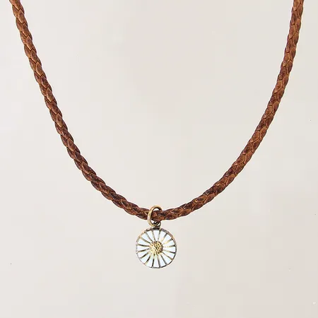 Armband med integrerad berlock, Georg Jensen, Daisy, längd ca 18cm, bredd 5,5mm, läderband, etui, ytterkartong, lås i silver, berlock i förgyllt silver 925/1000, bruttovikt: 5,5g