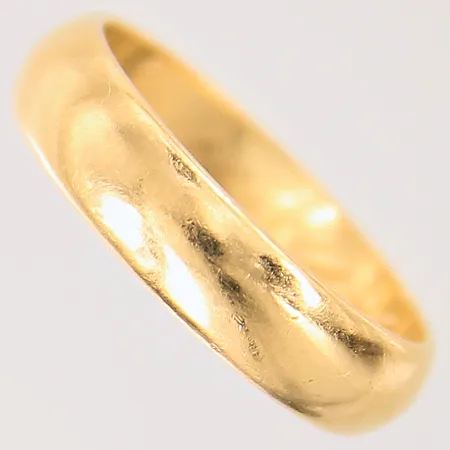 Ring, slät, stl 17¼, bredd 4,8mm, gravyr, 20K Vikt: 5 g