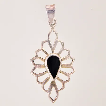 Hänge med dekor samt emaljdetaljer, 44x20mm, något oxiderad, emalj med lätt slitage, silver 925/1000 Vikt: 2,9 g