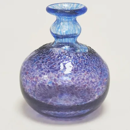 Miniatyrvas, modell: Antikva, Bertil Vallien, Kosta Boda, höjd: ca.6,5cm, lila och blått glas, signerad samt numrerad (otydlig numrering) Vikt: 0 g