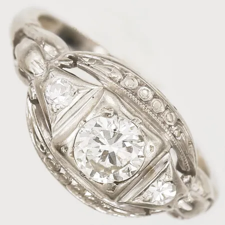 Ring med briljantslipad diamant ca 0,30ct samt åttkantsslipade diamanter, 2 x ca 0,03ct, kvalitet ca TW(F-G)/SI, slitna klor, stl: 14¼, 18K vitguld Vikt: 2 g