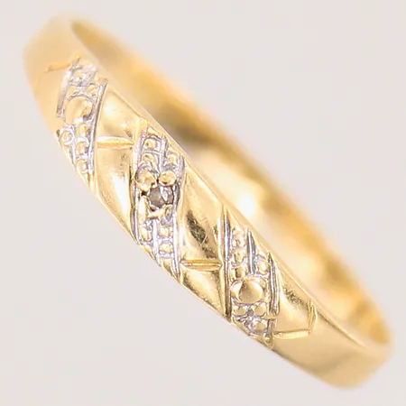 Ring med 8/8-slipad diamant ca 0,005ct, stl 17½, bredd 1,7-3,6mm, vitguldsdetaljer, skev, 18K Vikt: 1 g