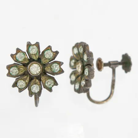 Ett par örhängen med stenar Ø15mm, skruvlås silver 830/1000 Vikt: 6,5 g