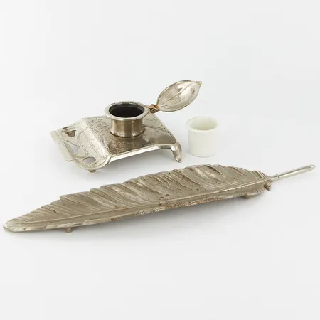 Bläckställ 10x11cm, insats i porslin, en fjäder 28cm, bredd: 6cm, vitmetall  Skickas med paket.