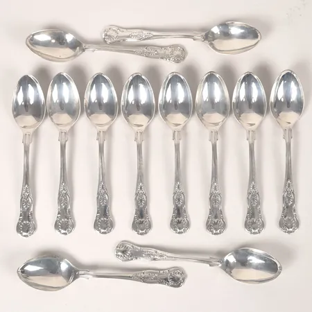 12 Moccaskedar, modell Engelsk Snäck (Kings Pattern), William Yates, Sheffield, England, år 1980, längd: 110 mm, 925/1000 silver. Vikt: 179,2 g