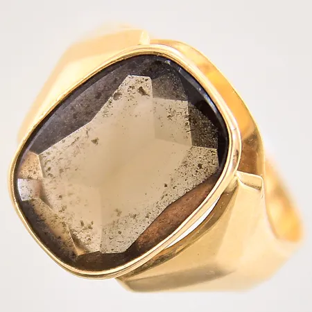 Ring med rökkvarts, stl 20, bredd 4,2-17mm, repig sten, gravyr, 18K Vikt: 5,8 g