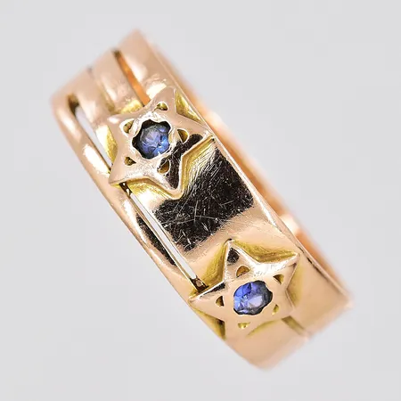 Ring, stl 16¾, bredd 6,3mm, naggade blå stenar, 14K Vikt: 2,8 g