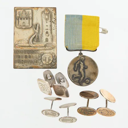 Medalj, plakett, 3 par manschettknappar, gravyr, silver 830/1000, brv: 105,3 gram Vikt: 105,3 g