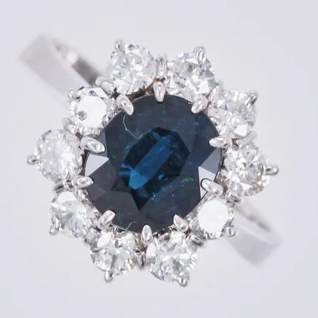 Ring vitguld med safir och diamanter ca 10x0,08ct, stl: 15¾, bredd: ca 3-13mm, 18K Vikt: 4 g