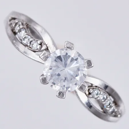 Ring med vita stenar, stl: 17¼, bredd: ca 1-6mm, skev, 925/1000, silver Vikt: 1,8 g