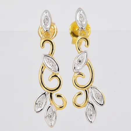 Ett par örhängen, diamanter ca 4x0,005ct/st, längd 23mm, tvåfärgad, 18K Vikt: 1,9 g