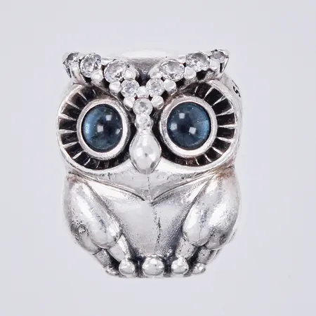 Berlock Uggla med vita och blåa stenar, längd ca 1,1cm, bredd ca 9mm, Pandora, 925/1000 silver  Vikt: 3,7 g