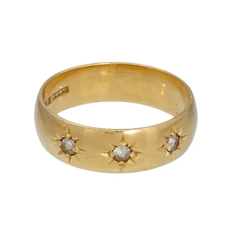 Ring, 18K guld, vita stenar, GBON, Ø17,0 mm, bredd 5,5 mm, stenar med slitage Vikt: 4,6 g