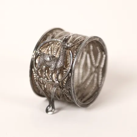 Servettring med filigranarbete, dekor av llama, Ø 38,5 mm, bredd: 26 mm, saknar stämplar, silver. Vikt: 24,2 g