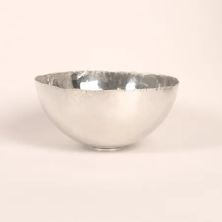 Skål mad hamrad dekor, Guldsmedjan Forsman & Gardfors AB, Umeå år 1976, höjd: 6 cm, Ø 12,3 cm, slitage, 925/1000 silver. Vikt: 171,2 g