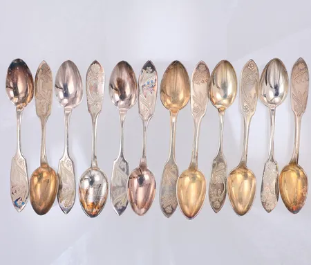 12 Kaffeskedar, modell Tornedal, 12cm, olika smeder, gravyrmonogram, 830/1000 silver, etui Vikt: 168,8 g