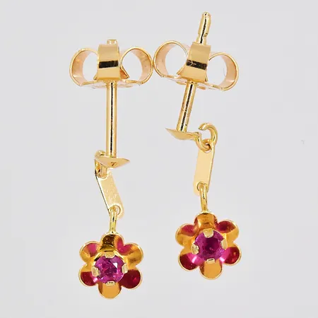 Ett par örhängen, längd ca 14mm, röd sten, öppen ring, 18K Vikt: 1,1 g