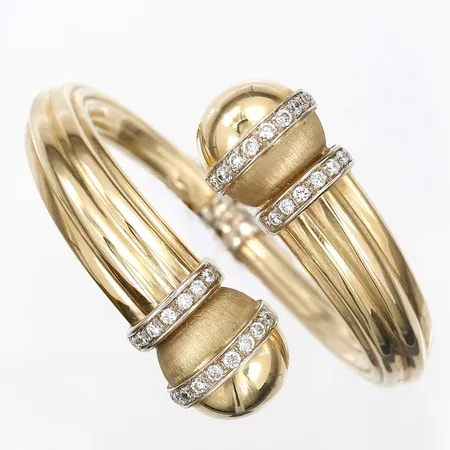 Armring, öppningsbar, med vita stenar, Ø 5,5 cm, 14K guld Vikt: 34,9 g