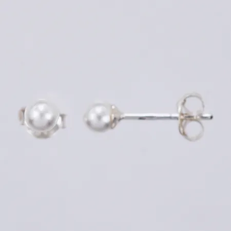 Ett par örhängen med pärlor, längd: ca 1,5cm, 925/1000 silver Vikt: 0,4 g