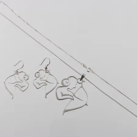 Kedja 60cm med hänge dito parörhängen höjd utan krok ca 3cm, silver Vikt: 10 g