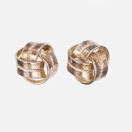 Ett par örhängen, Ø11,5 mm, lagat stift, omaka snurrebussar, silver. Vikt: 2,5 g