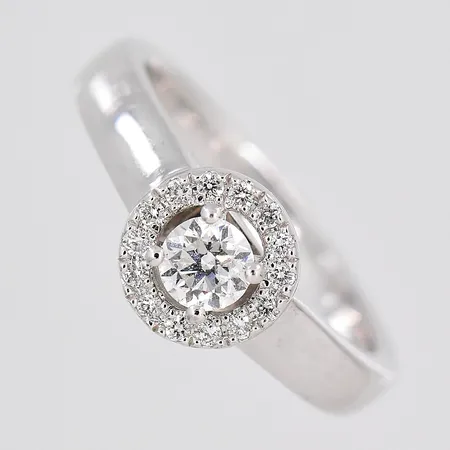 Ring vitguld, Story of Love, diamanter ca 0,35ctv, stl 15¾, bredd skenan 3,3mm, ovandel Ø 7,5mm, 18K Vikt: 5,1 g