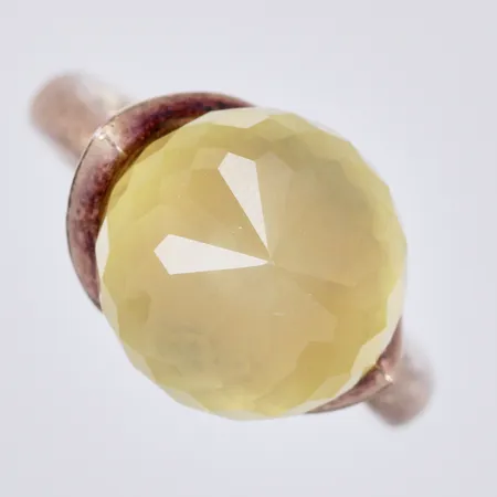 Ring med gul sten, stl ca 18, bredd ca 1-12mm, förgyllt 925/1000 silver Vikt: 7,9 g