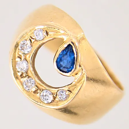 Ring med blå samt vita stenar, stl 16, bredd 5-12,5mm, 18K Vikt: 6 g