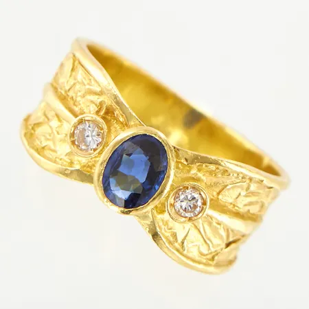 Ring med safir, 5x4mm, diamanter 0,06ctv, stl 14½, bredd 5-8mm, 18K Vikt: 4,5 g