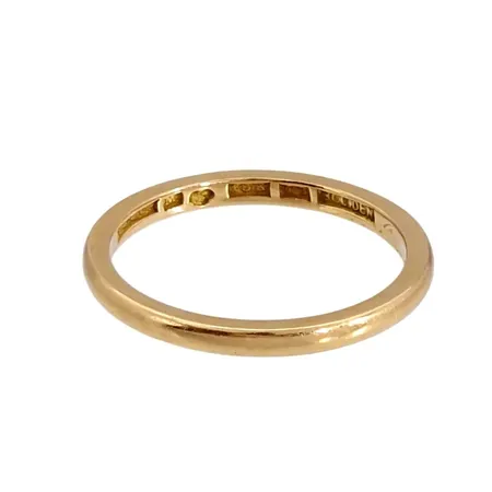 Ring, 18K guld, slät modell, Guldvaruaktiebolaget G. Dahlgren & Co Ab, svensk kontrollstämpel, Ø19¼ mm, bredd 2 mm, gravyr Vikt: 3,5 g