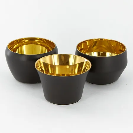 Tre Värmeljushållare, Skultuna, Kin Votives, höjd ca 4cm, mässing och svart, originalask Vikt: 0 g Skickas med paket.