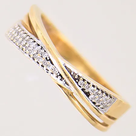 Ring med 8/8-slipade diamanter 36 x ca 0,005ct, stl 18¼, bredd 2,6-5mm, GHA, 18K Vikt: 5 g