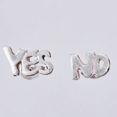 Ett par örhängen "YES/NO", Ø ca 1cm, 830/1000 silver  Vikt: 1 g
