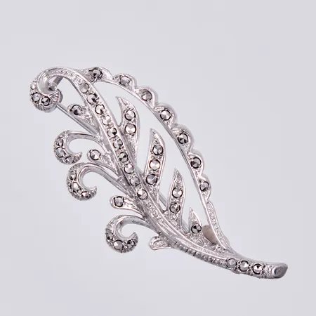 Brosch med markasiter, längd: ca 4,5cm, bredd: ca 1,9cm, 830/1000 silver Vikt: 6 g