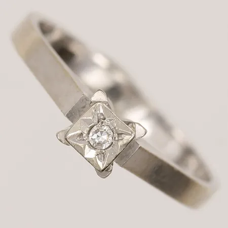 Ring med diamant ca 0,02ct, stl 16, bredd 2-4mm, vitguld, 18K Vikt: 2,2 g