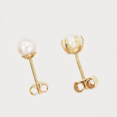 Två udda örhängen, pärlor ca Ø5mm, 18K Vikt: 0,9 g