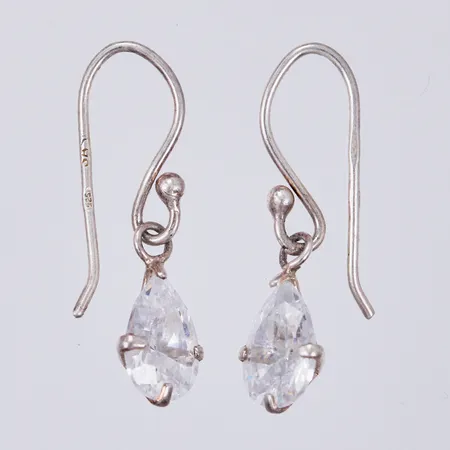 Ett par örhängen med vita stenar, längd ca 1,4cm, bredd ca 6mm, 830/1000 silver Vikt: 1,3 g