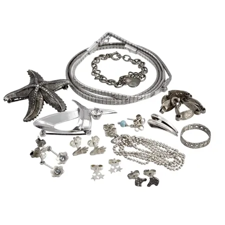 Silversmycken, bl.a Broscher & Örhängen, bruksmärken, defekter förekommer Vikt: 60 g