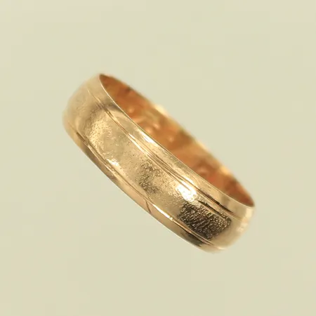 Ring, stl 20½, bredd 6mm, gravyr, 14K, 4,1g Vikt: 4,1 g