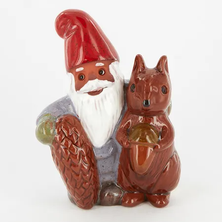 Figurin, Tomte med ekorre, design Rolf Berg, Torshälla Sweden, höjd ca 14cm, etikettmärkt Skickas med paket.
