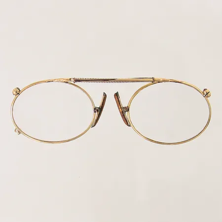 Ett par lorgnetter, 9,5x3cm, gulmetall, skadade, saknas del, fodral i silver med insida i tyg, oxiderad, silver 830/1000, bruttovikt: 78,3g Vikt: 0 g