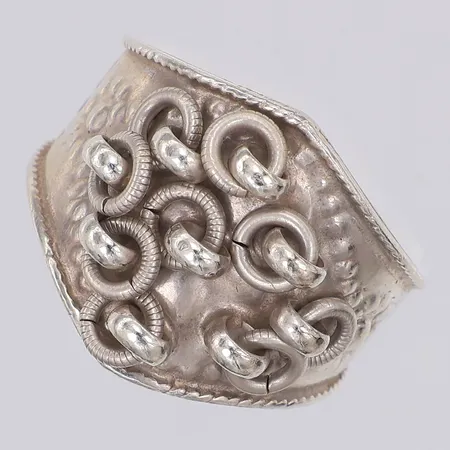 Ring, öglor, stl 19, samearbete, saknar stämplar, silver Vikt: 7,8 g