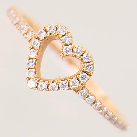 Ring med diamanter 38 x ca 0,005ct, stl 16¼, bredd 1-7,5mm, 18K Vikt: 1,7 g