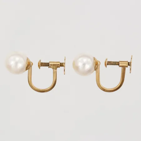 Ett par örhängen med odlade saltvattenpärlor, Ø 7 mm, skruvmodell, 18K guld. Vikt: 2,3 g